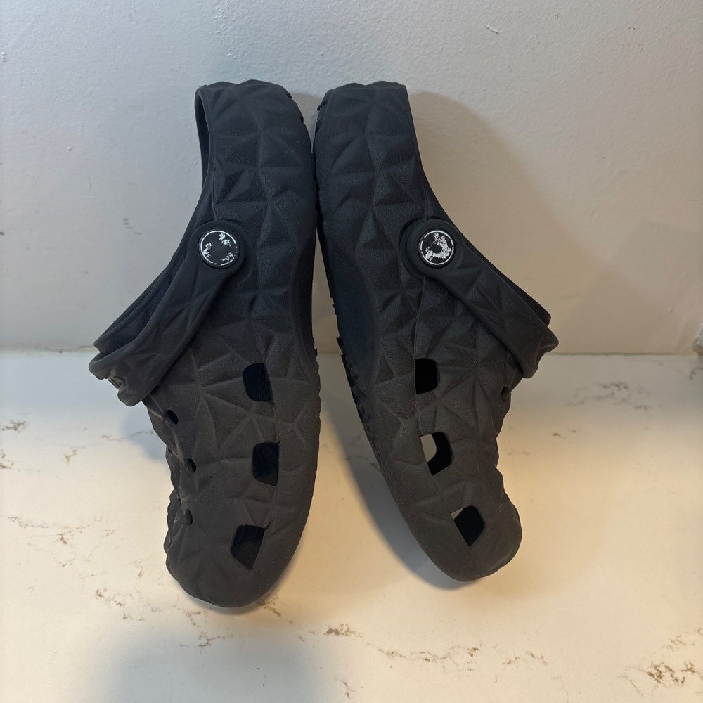 Kids Crocs Classic Geometric Clog - Black, size 2 - Picture 2 of 4